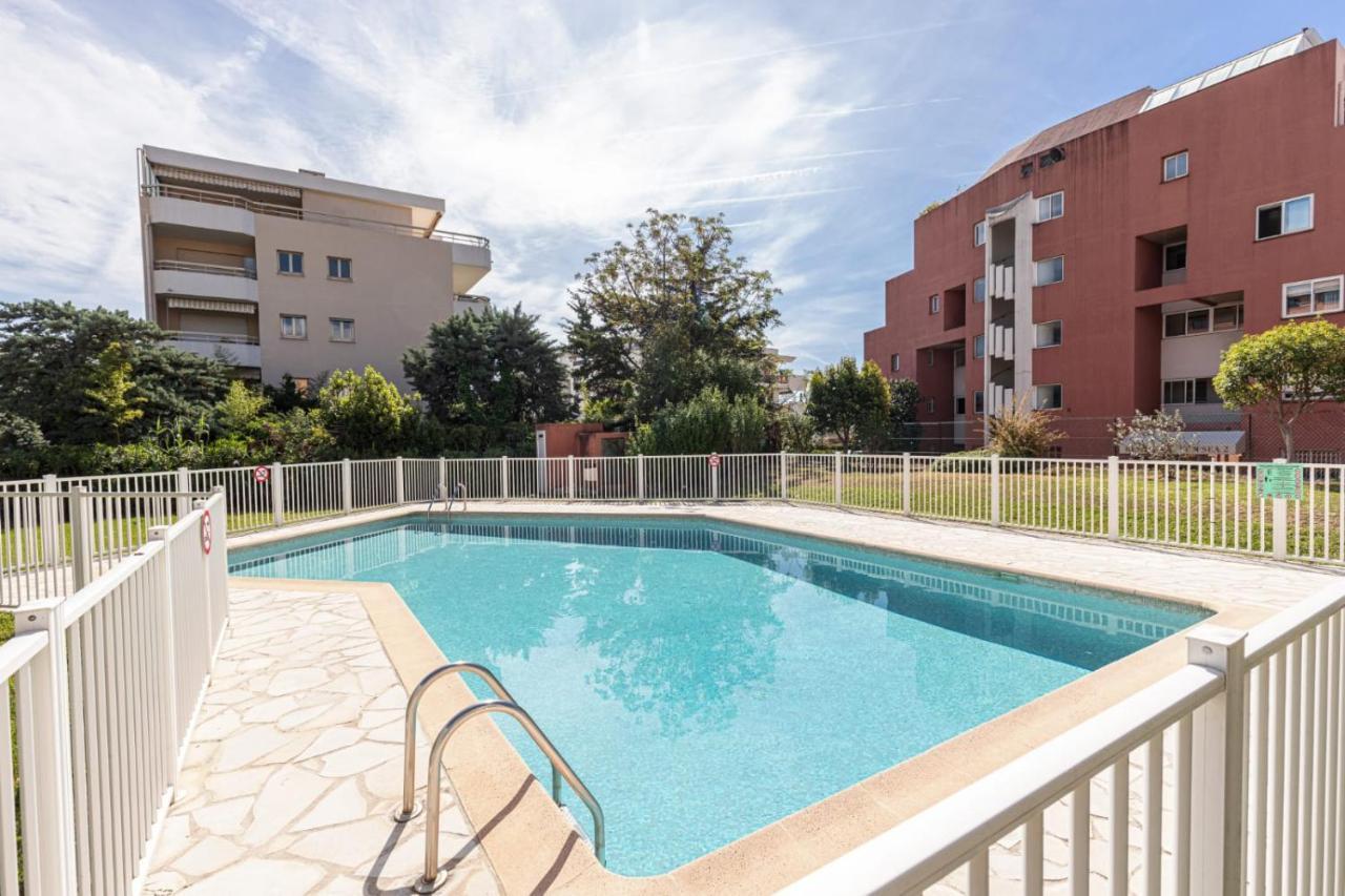 Pretty Studio Swimming Pool And Sea Cagnes-sur-Mer Exterior foto