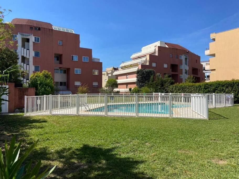 Pretty Studio Swimming Pool And Sea Cagnes-sur-Mer Exterior foto
