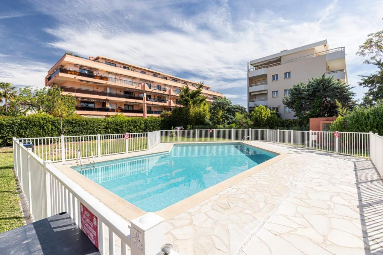 Pretty Studio Swimming Pool And Sea Cagnes-sur-Mer Exterior foto